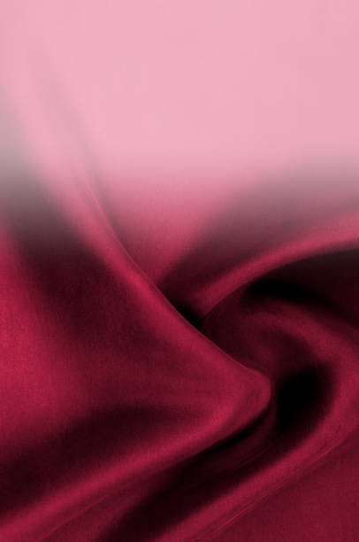 textura, tecido grosso de seda é vermelho. a cor é vermelha - vemos em todos os lugares em beleza, moda e cultura pop. e com a chegada do dia dos namorados, a cor do romance é maior do que nunca - 11873 - fotografias e filmes do acervo