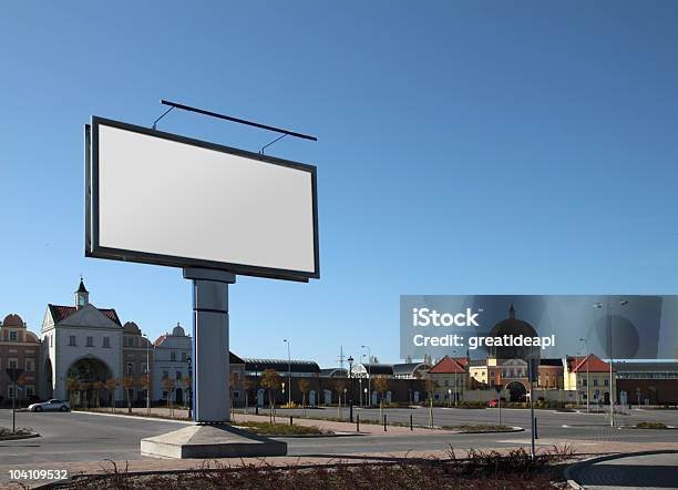 Grande Outdoor Na Cidade Velha - Fotografias de stock e mais imagens de Estacionamento de Carros - Estacionamento de Carros, Painel Publicitário, Ao Ar Livre