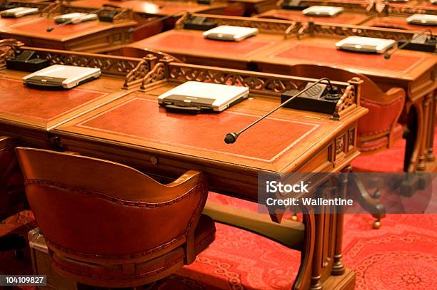 Foto de Câmara Mesas Do Senado Do Estado Da Califórnia e mais fotos de stock de Interior - Interior, Edifício do Parlamento, Capitólio Estatal