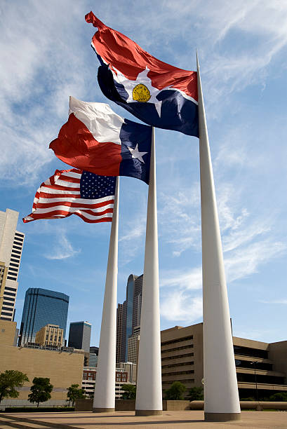 bandiere di dallas - us state flag national flag flag three objects foto e immagini stock
