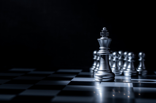 Juego de tablero de ajedrez para el concepto de negocio en luz y sombra. photo