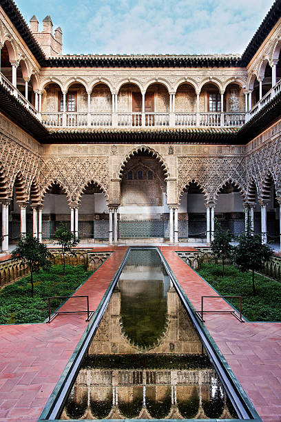 sevilla, patio de las doncellas real alcázar - plaza de espana spain seville famous place fotografías e imágenes de stock