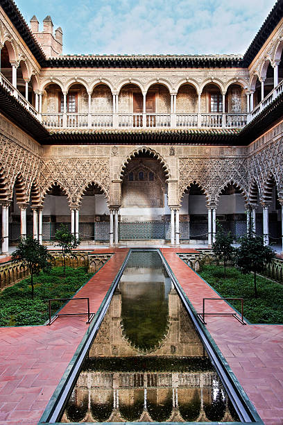 sevilha, terraço de las doncellas em real alcazar - ancient arabic style arch architecture imagens e fotografias de stock