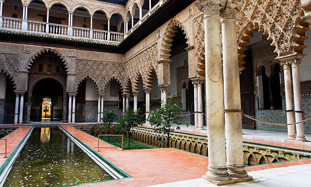 séville, la terrasse de las doncellas dans l'alcazar - seville sevilla alcazar spanish culture photos et images de collection