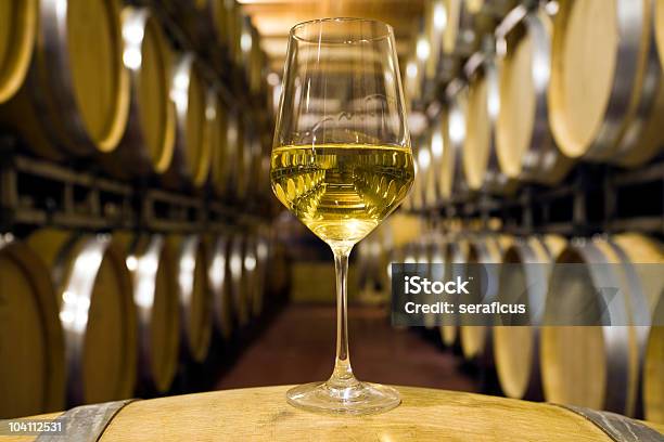 Wina I Beczkach - zdjęcia stockowe i więcej obrazów Białe wino - Białe wino, Piwnica z winami, Bez ludzi