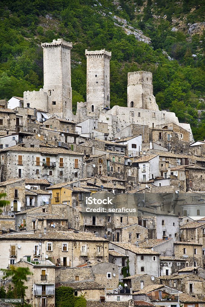 Il towers of Pacentro - Foto stock royalty-free di Città