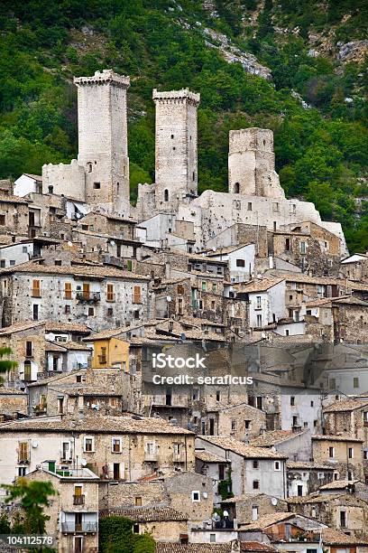 Il Towers Of Pacentro - Fotografie stock e altre immagini di Città - Città, Abruzzo, Albero