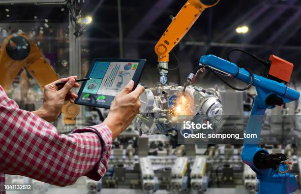 Ingenieur Touchscreensteuerungsroboter Für Die Produktion Von Werksteiletriebwerkserzeugrobotern Und Mechanischem Arm Stockfoto und mehr Bilder von Kommerzielle Herstellung