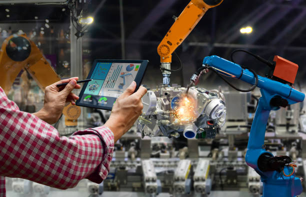 robot de control de pantalla ingeniero toque la producción del motor de piezas de fábrica industria de fabricación de robots y brazos mecánicos - manejar una máquina fotos fotografías e imágenes de stock