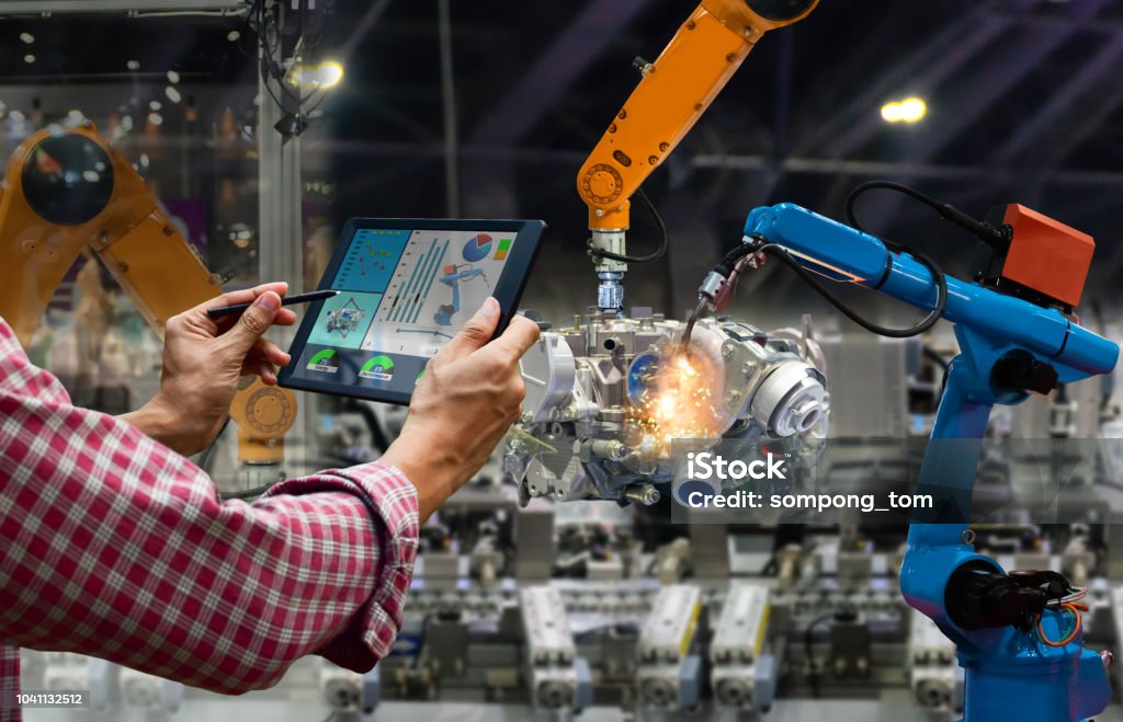 エンジニア タッチ画面制御ロボット製造業工場部品エンジンの生産ロボットや機械の腕 - 製造するのロイヤリティフリーストックフォト