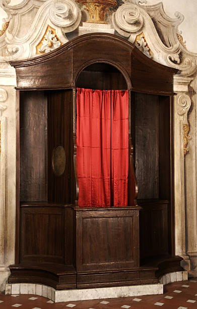 confessional - confession booth church forgiveness wood - fotografias e filmes do acervo