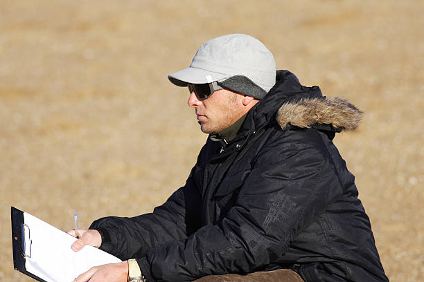 человек, ищет - men baseball cap focus determination стоковые фото и изображения