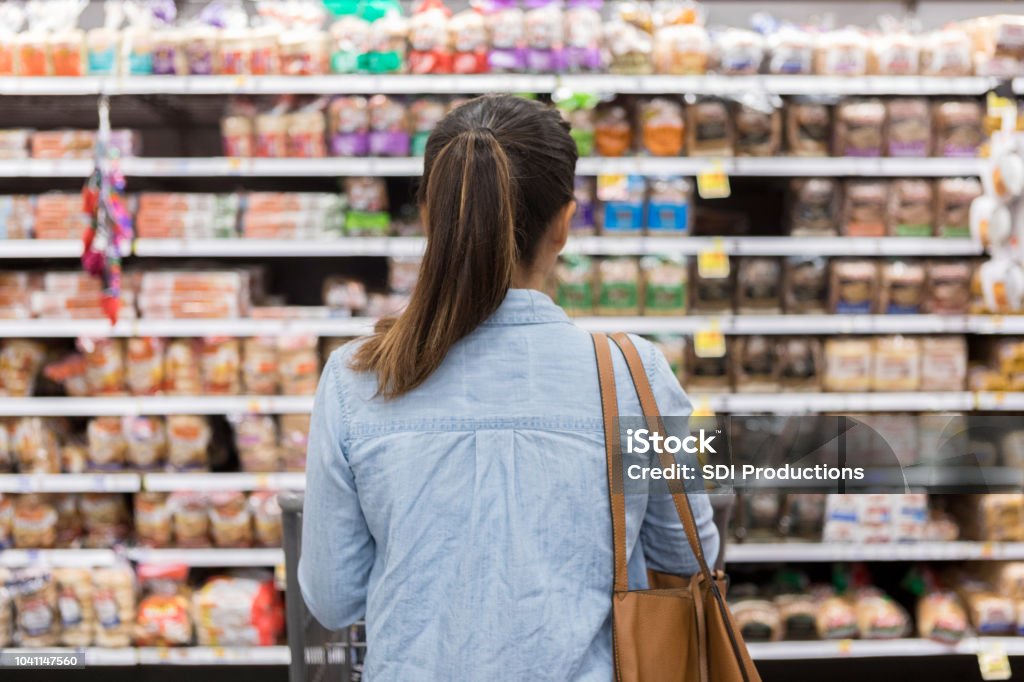 식료품 빵 선택에서 인식할 수 없는 여자 놀라운 - 로열티 프리 슈퍼마켓 스톡 사진
