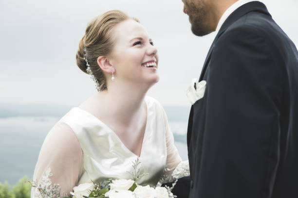 belle mariée en riant avec groom à l’extérieur - wedding black and white weddings rose photos et images de collection