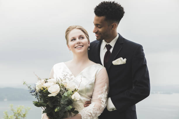 portrait des mariés ensemble aimant - wedding black and white weddings rose photos et images de collection