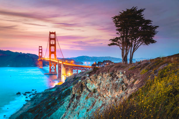 puente golden gate en el crepúsculo, san francisco, california, usa - golden gate bridge night bridge san francisco bay fotografías e imágenes de stock