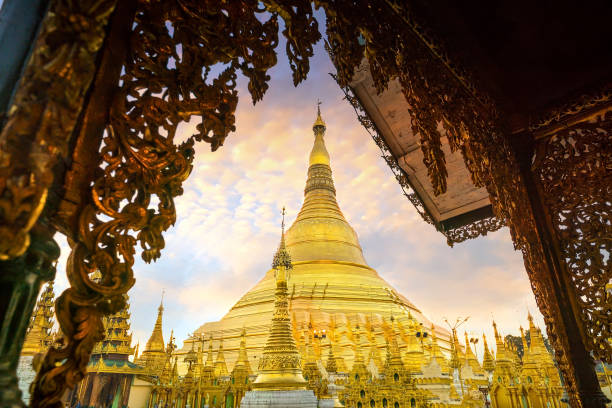 pagode de shwedagon, em yangon, mianmar - shwedagon pagoda yangon sunset pagoda - fotografias e filmes do acervo