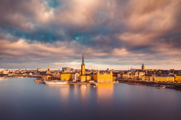 skyline di stoccolma all'alba, svezia, scandinavia - stockholm panoramic bridge city foto e immagini stock