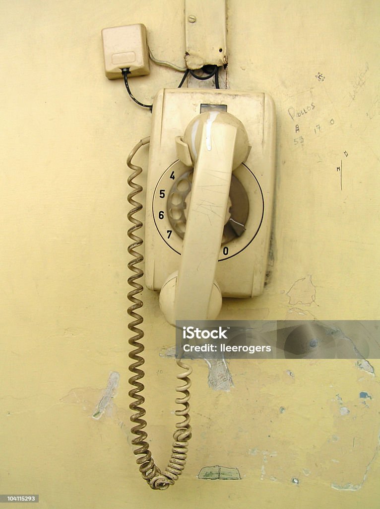 Vieux Sale téléphone relié à un mur Sale - Photo de Analogique libre de droits