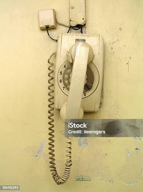 Stary Brudny Telefonu Dołączony Do Ściany Brudny - zdjęcia stockowe i więcej obrazów Analogiczny - Analogiczny, Antyczny, Automat telefoniczny