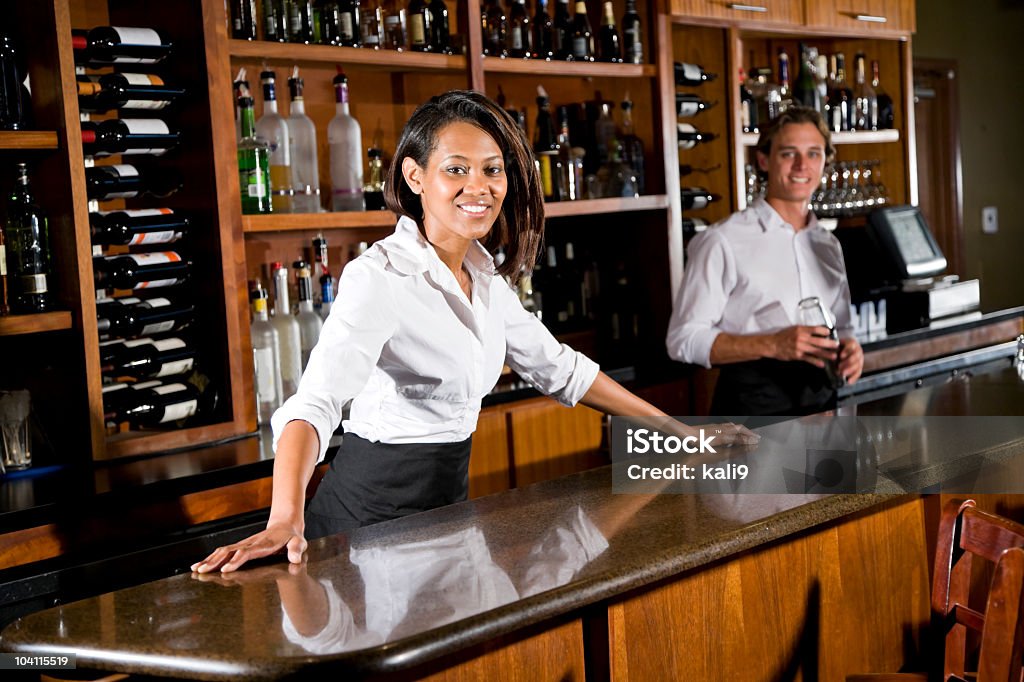 Multirazziale baristi lavorando dietro al bancone nel ristorante - Foto stock royalty-free di Barman