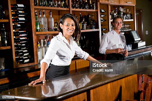 Multirazziale Baristi Lavorando Dietro Al Bancone Nel Ristorante - Fotografie stock e altre immagini di Barman