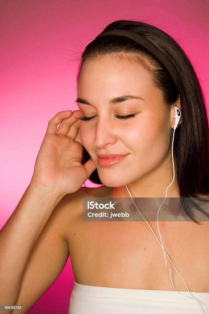 Jeune femme écoutant de la musique - Photo de Adolescent libre de droits