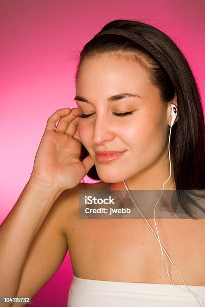 Photo libre de droit de Jeune Femme Écoutant De La Musique banque d'images et plus d'images libres de droit de Adolescent - Adolescent, Adulte, Baladeur MP3