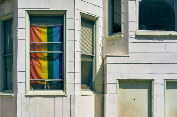 drapeau arc en ciel dans la fenêtre - castro photos et images de collection