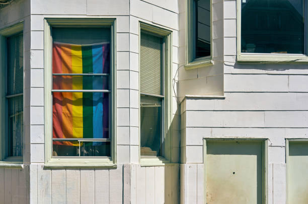 bandiera arcobaleno nella finestra - castro foto e immagini stock