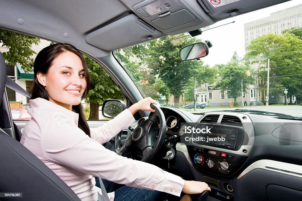Orgogliosi di donna guida auto nuova - Foto stock royalty-free di Adulto