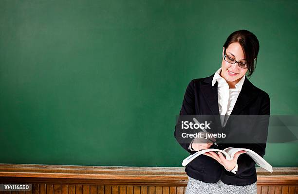 Школьный Учитель — стоковые фотографии и другие картинки Аудитория - образовательное учреждение - Аудитория - образовательное учреждение, В помещении, Взрослый
