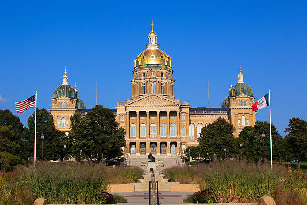 Front shot of Iowa Capitol in Des Moines.