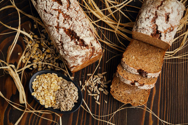 traditionelle brot - weizenvollkorn stock-fotos und bilder