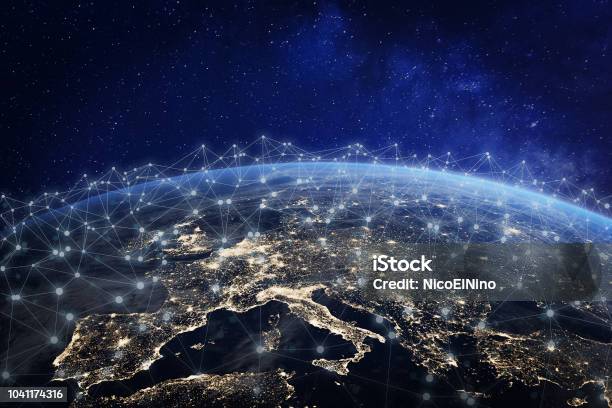 Europäische Telekommunikationsnetz Verbunden Über Europa Frankreich Deutschland England Italien Konzept Über Internet Und Globale Kommunikationstechnik Für Finanzen Blockchain Oder Iot Elemente Von Der Nasa Stockfoto und mehr Bilder von Globale Kommunikation