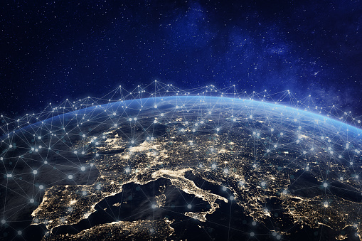Red de telecomunicaciones europeos conectados a través de Europa, Francia, Alemania, Reino Unido, Italia, concepto sobre internet y tecnologías de la comunicación global de finanzas, blockchain o IoT, elementos de la NASA photo