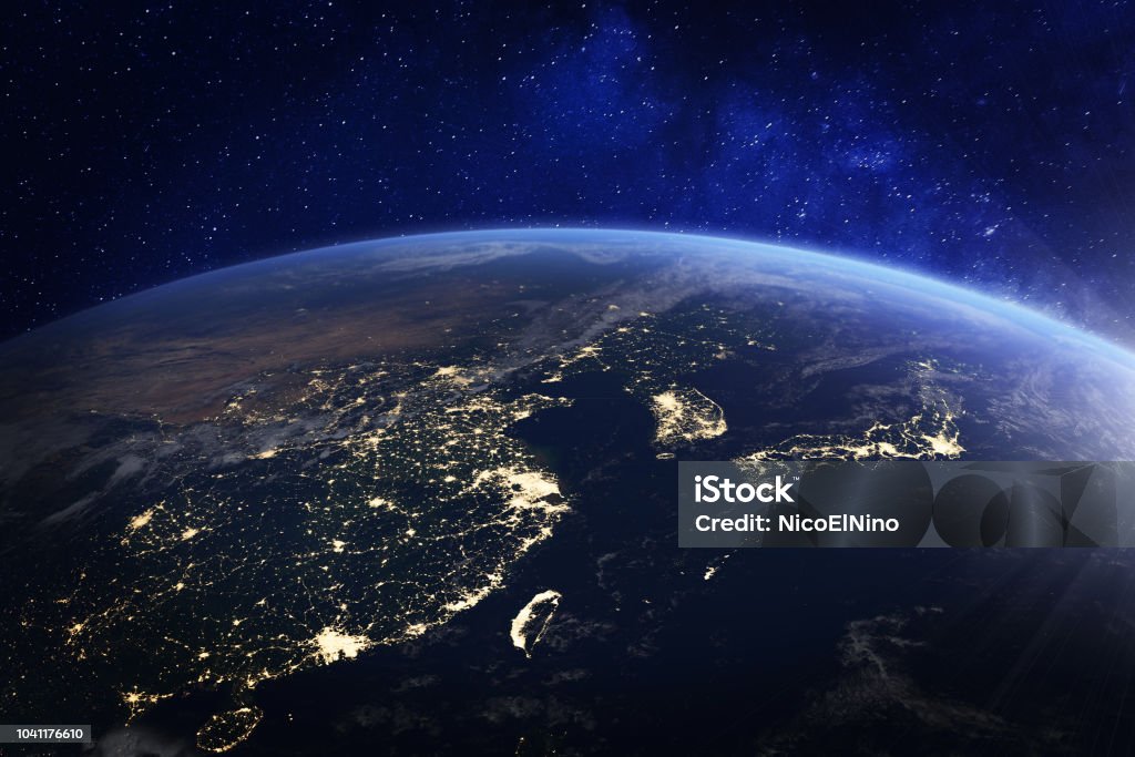 Ásia na noite do espaço com a cidade acende mostrando a atividade humana na China, Japão, Coreia do Sul, Hong Kong, Taiwan e outros países, renderização em 3d do planeta Terra, elementos da NASA - Foto de stock de Mapa royalty-free