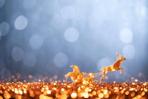 boże narodzenie santa sanie i renifery - tła defocused - reindeer christmas decoration gold photography zdjęcia i obrazy z banku zdjęć