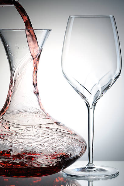 wlewając wino w karafka - wine decanter elegance pouring zdjęcia i obrazy z banku zdjęć