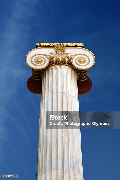 Coluna Grega - Fotografias de stock e mais imagens de Pedestal - Pedestal, Cultura grega, Grego clássico