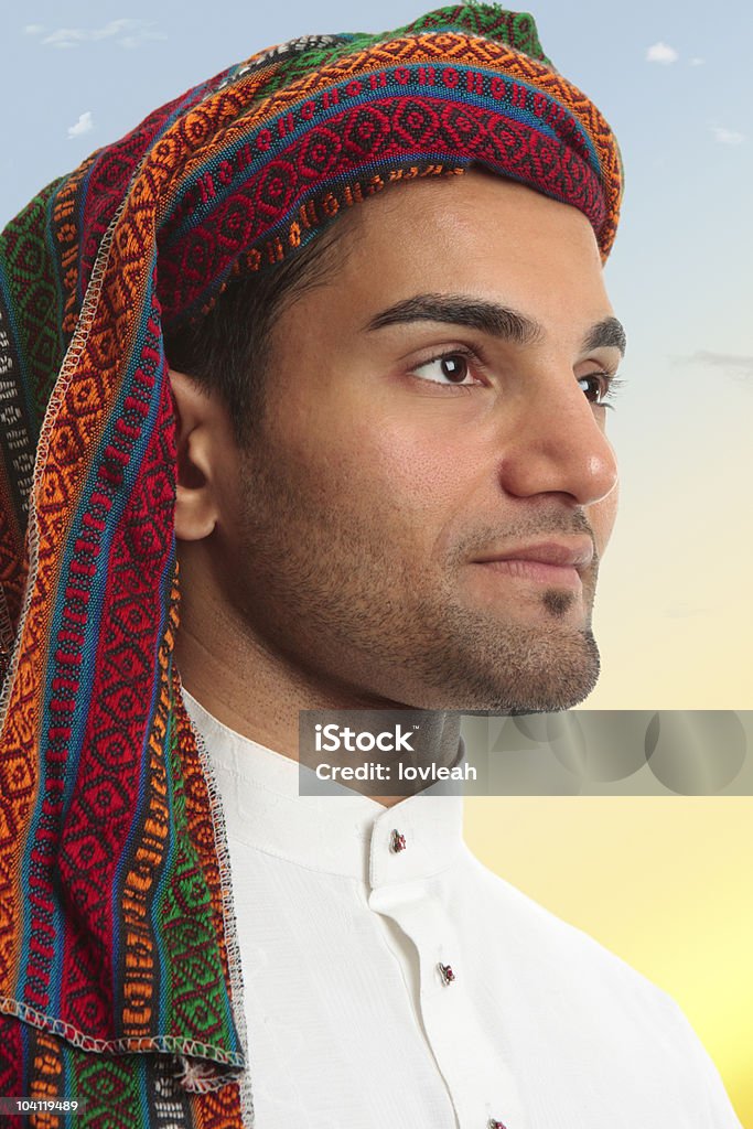 Uomo look fuori expectantly Arab - Foto stock royalty-free di Adulto