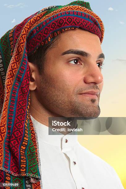 Uomo Look Fuori Expectantly Arab - Fotografie stock e altre immagini di Adulto - Adulto, Asiatico sudorientale, Beduino
