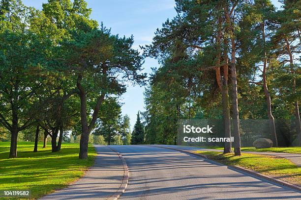 Vazio Verão Beco Em Helsinki Finlândia - Fotografias de stock e mais imagens de Alfalto - Alfalto, Ao Ar Livre, Azul