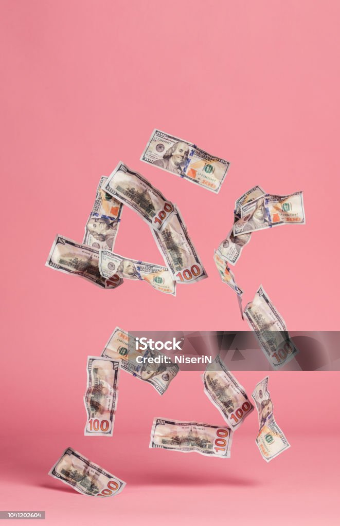 Billetes De Un Dólar Cayendo Sobre Fondo Rosa Foto de stock y más banco de  imágenes de Abundancia - Abundancia, Actividades bancarias, Ahorros - iStock