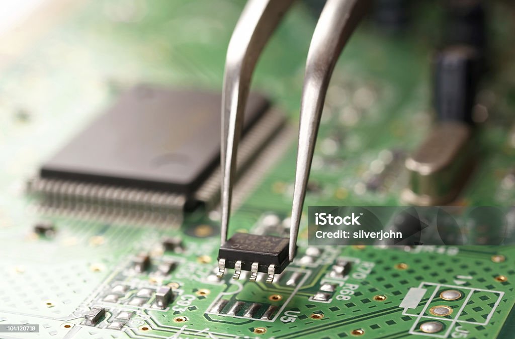 Unindo uma placa de circuito close-up - Foto de stock de Chip de computador royalty-free