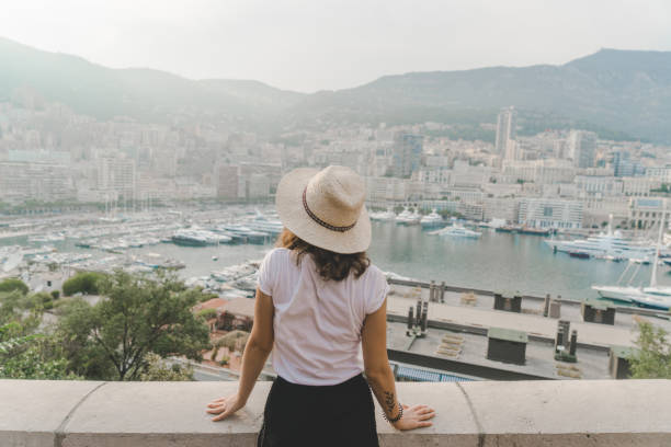 mujer caminando en monte carlo, mónaco - principado de mónaco fotografías e imágenes de stock