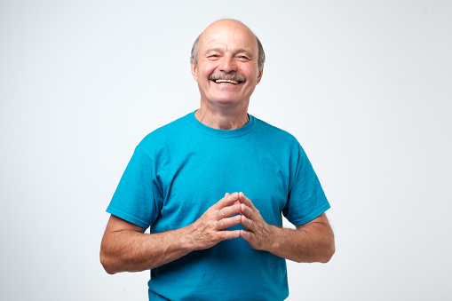 Retrato de un guapo hombre senior en azul camiseta riendo photo