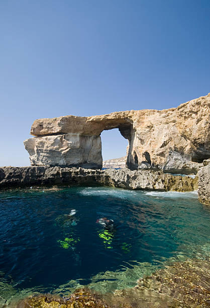 azul azure ventana y orificio pasante - gozo malta natural arch natural phenomenon fotografías e imágenes de stock
