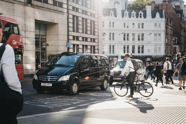 uomo d'affari in bicicletta in una strada della city of london, londra, regno unito. - bicycle london england cycling safety foto e immagini stock