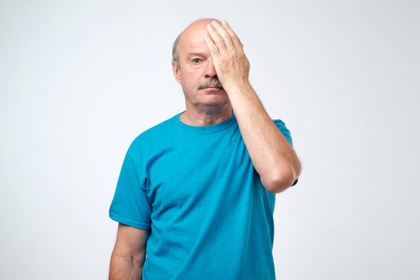 비전 검사 하는 동안 테스트 그의 눈을가지고 마치 손바닥으로 한쪽 눈을 덮고 피곤된 자연 유럽 사람 - pain human eye senior adult men 뉴스 사진 이미지